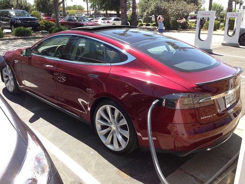 800px-Tesla_Model_S_at_a_Supercharger_station_