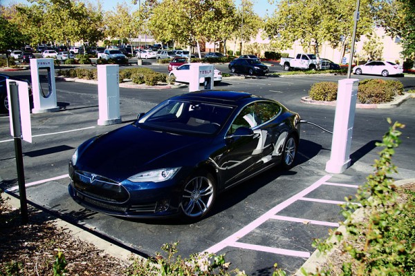 Tesla Model S beim "Supercharging" in Folsom/ Kalifornien  Quelle: wiki commons